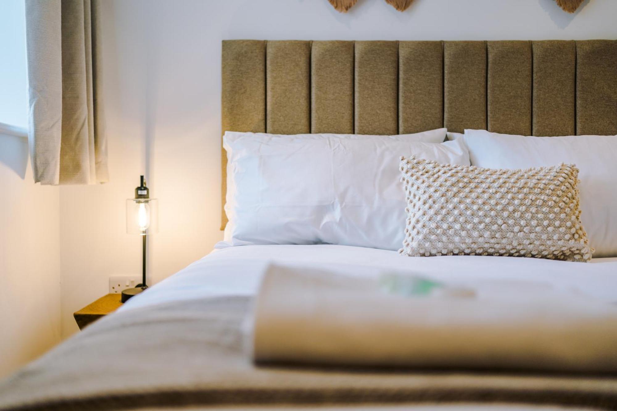 Number 21: A Breathtaking Chester Cottage With Parking Mollington  Экстерьер фото