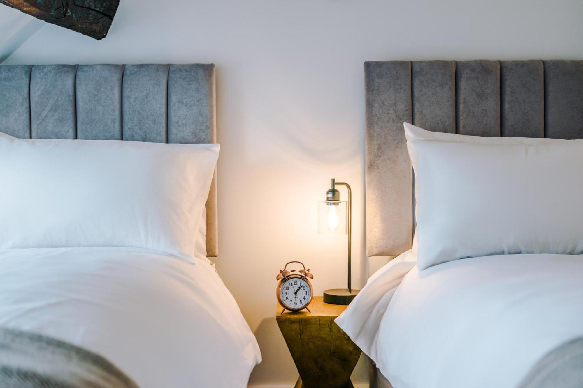 Number 21: A Breathtaking Chester Cottage With Parking Mollington  Экстерьер фото