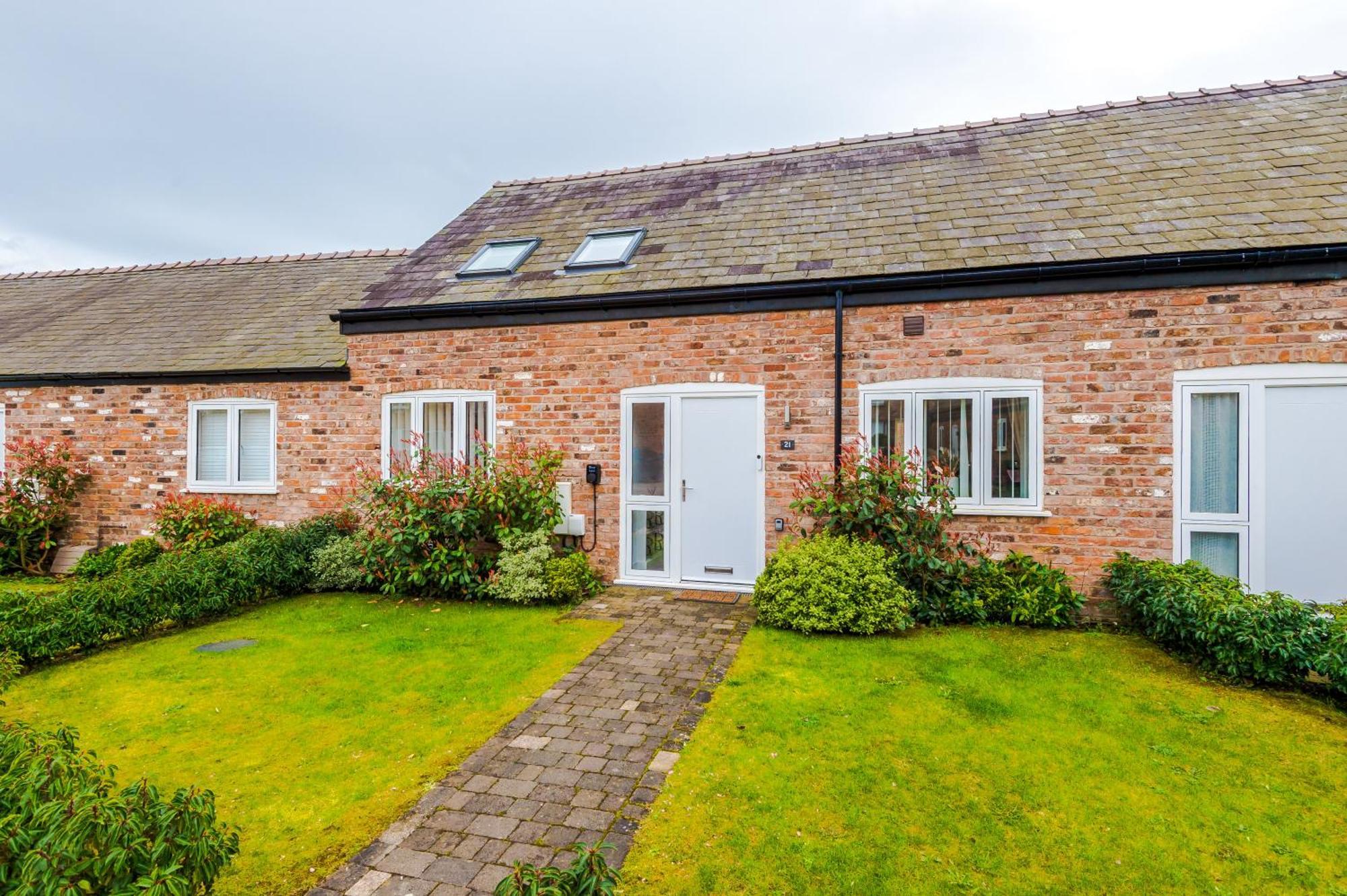 Number 21: A Breathtaking Chester Cottage With Parking Mollington  Экстерьер фото